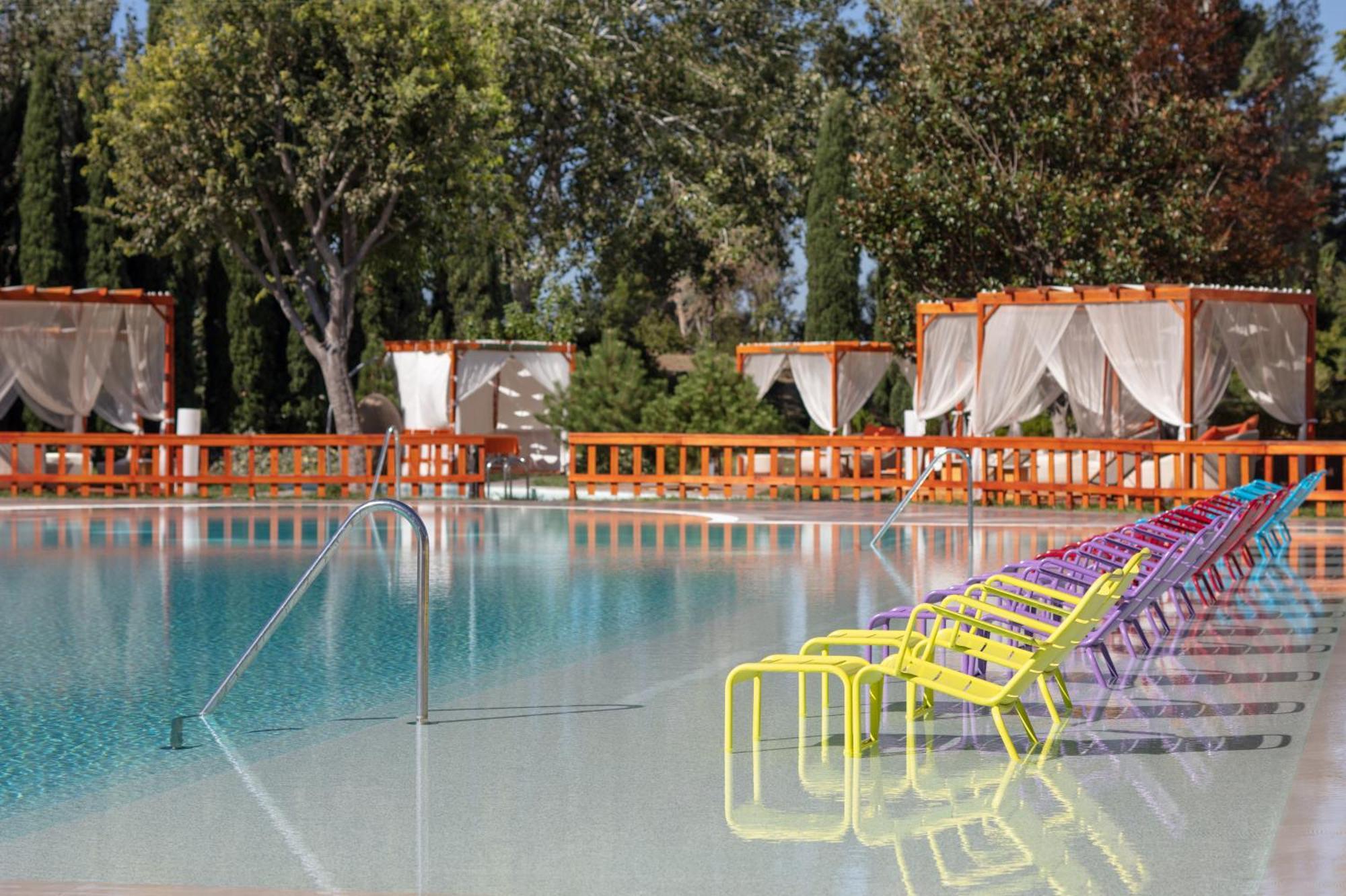 Sheraton Istanbul Atakoy Hotel Istambul Exterior foto The pool at the hotel