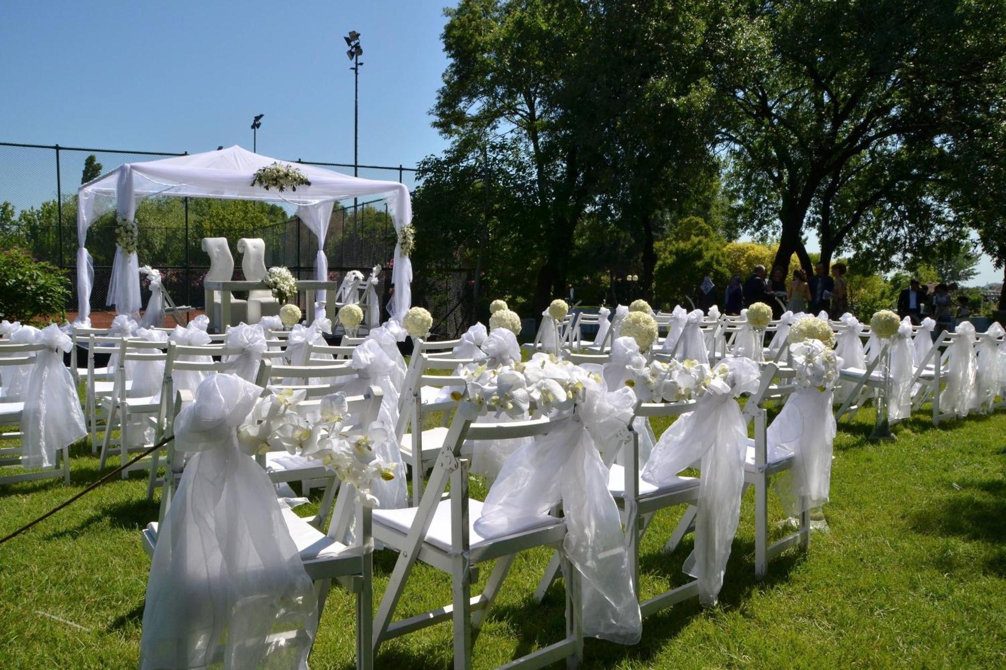 Sheraton Istanbul Atakoy Hotel Istambul Exterior foto A wedding at the park