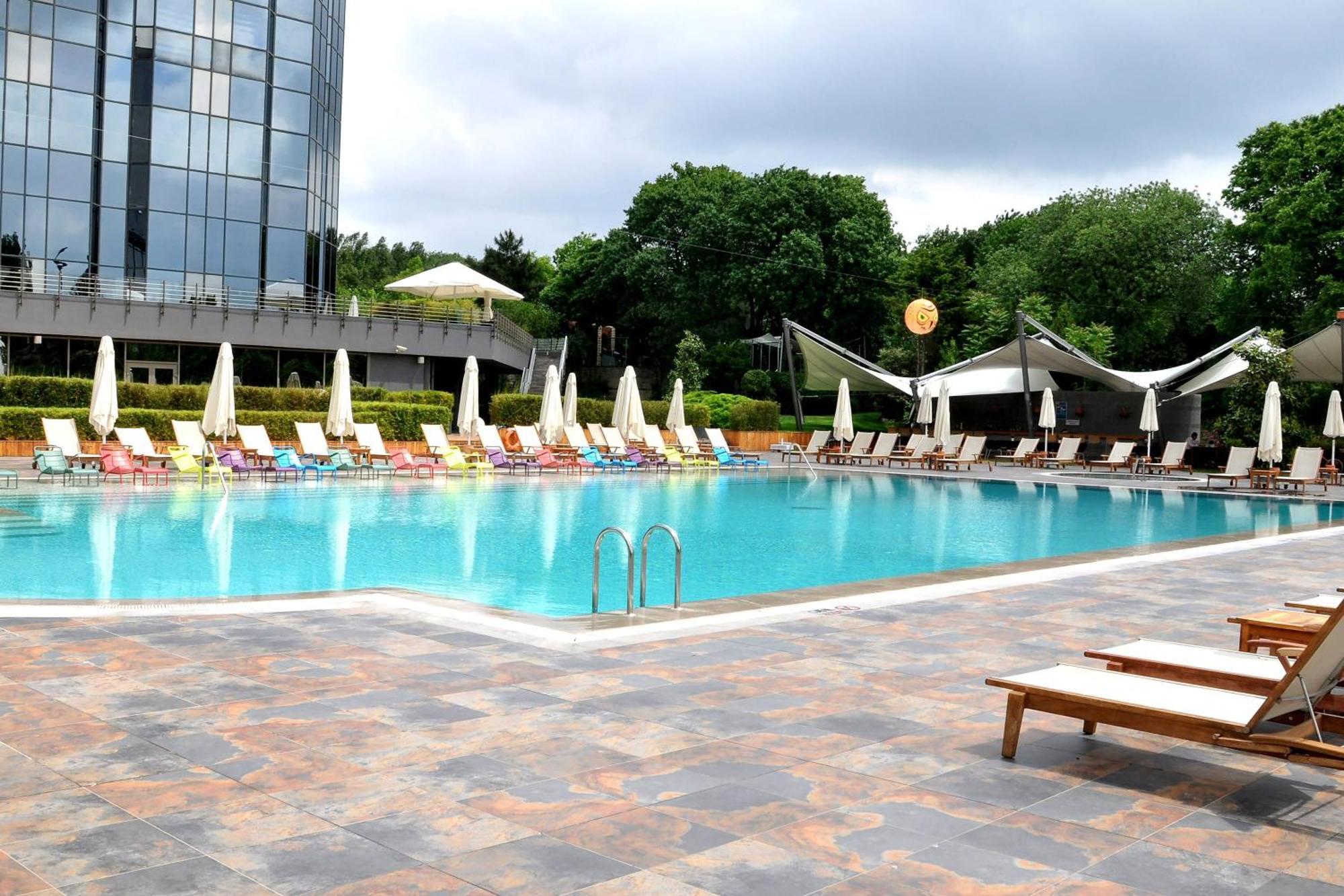 Sheraton Istanbul Atakoy Hotel Istambul Exterior foto The pool at the hotel