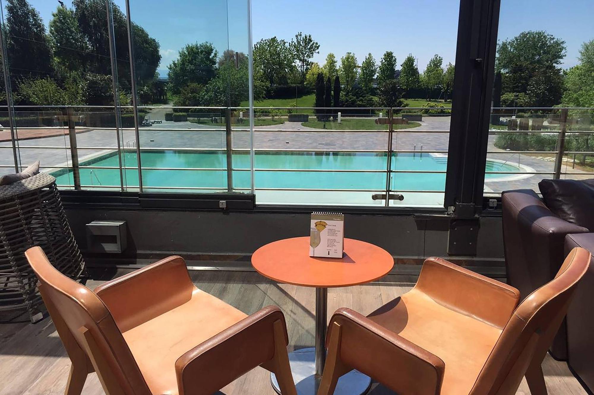 Sheraton Istanbul Atakoy Hotel Istambul Exterior foto The pool at the hotel