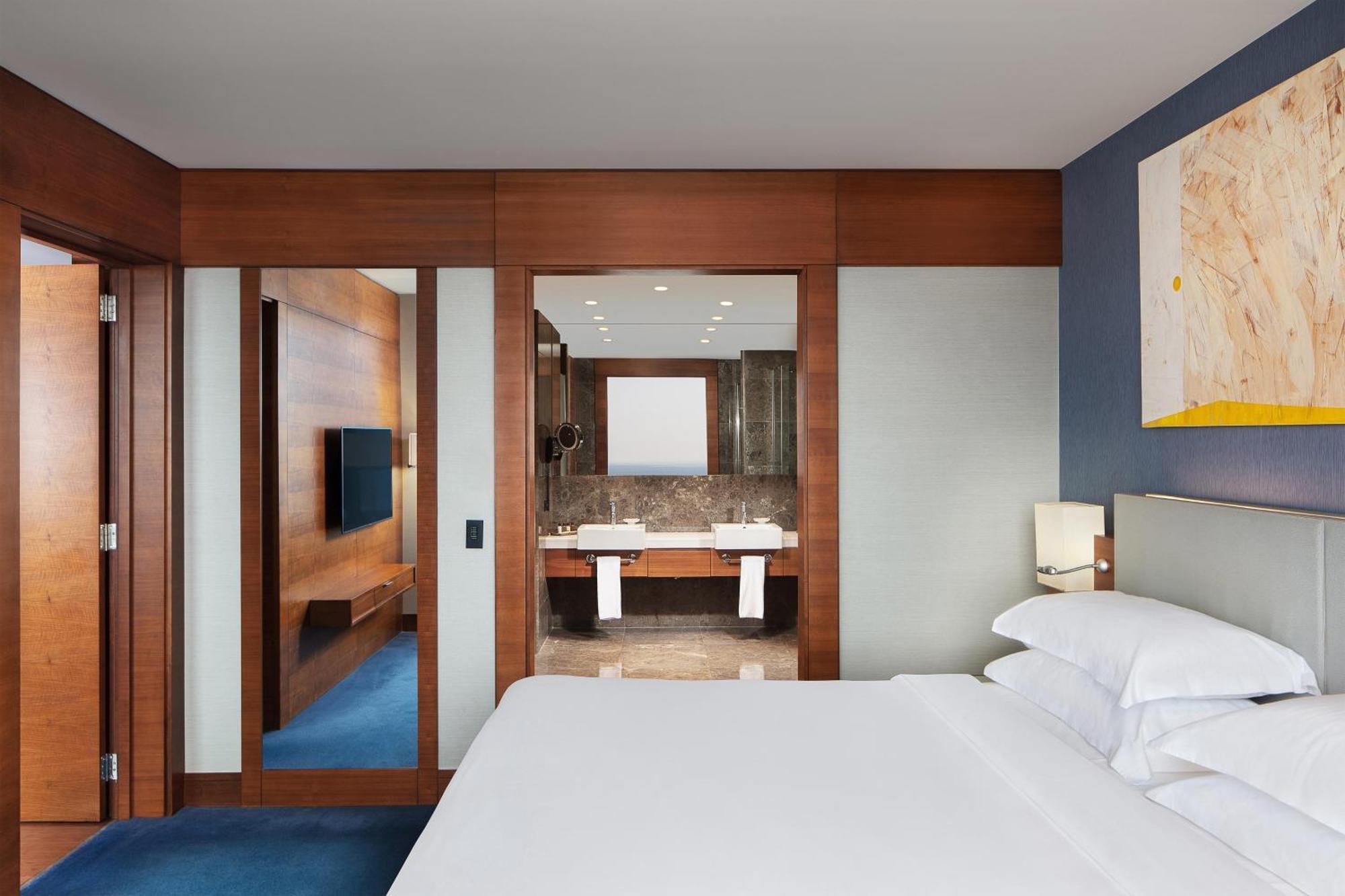 Sheraton Istanbul Atakoy Hotel Istambul Exterior foto A guest room at the hotel