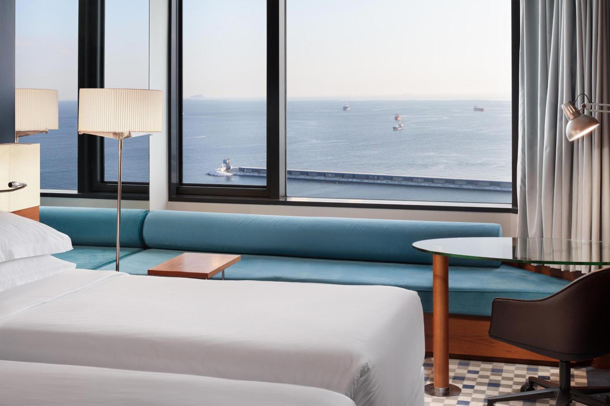 Sheraton Istanbul Atakoy Hotel Istambul Exterior foto A guest room at the hotel