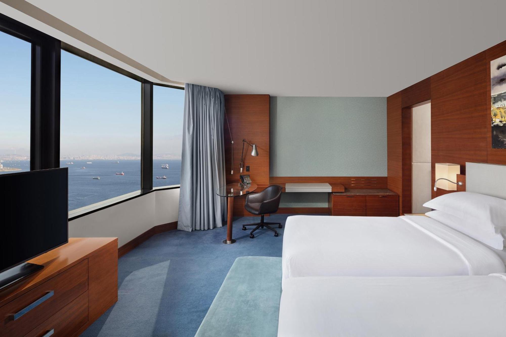 Sheraton Istanbul Atakoy Hotel Istambul Exterior foto A guest room at the hotel