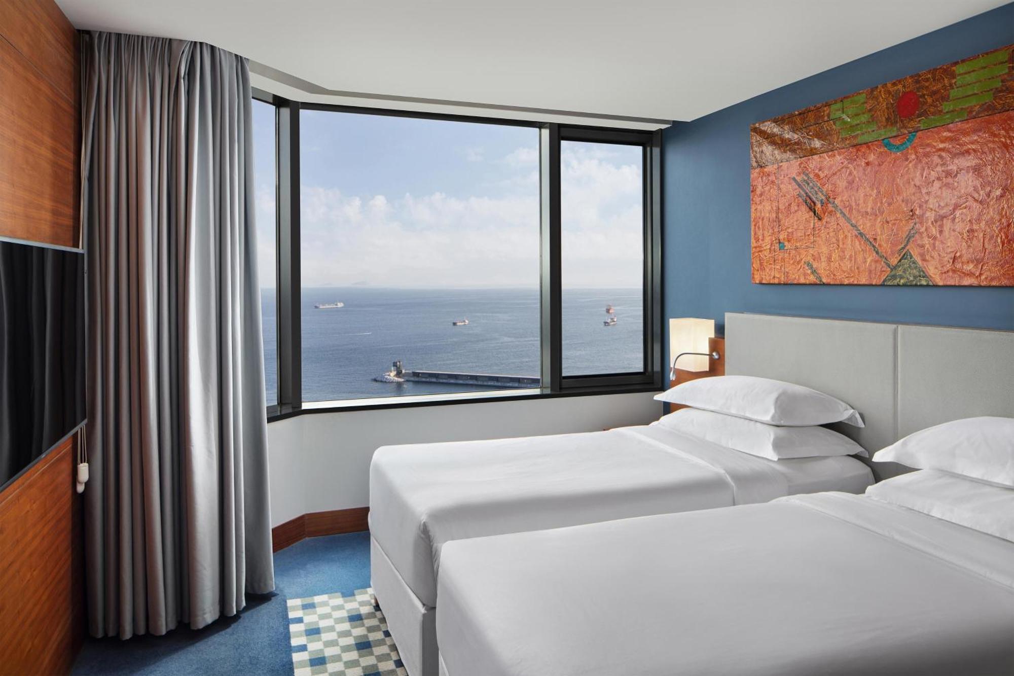 Sheraton Istanbul Atakoy Hotel Istambul Exterior foto A guest room at the hotel