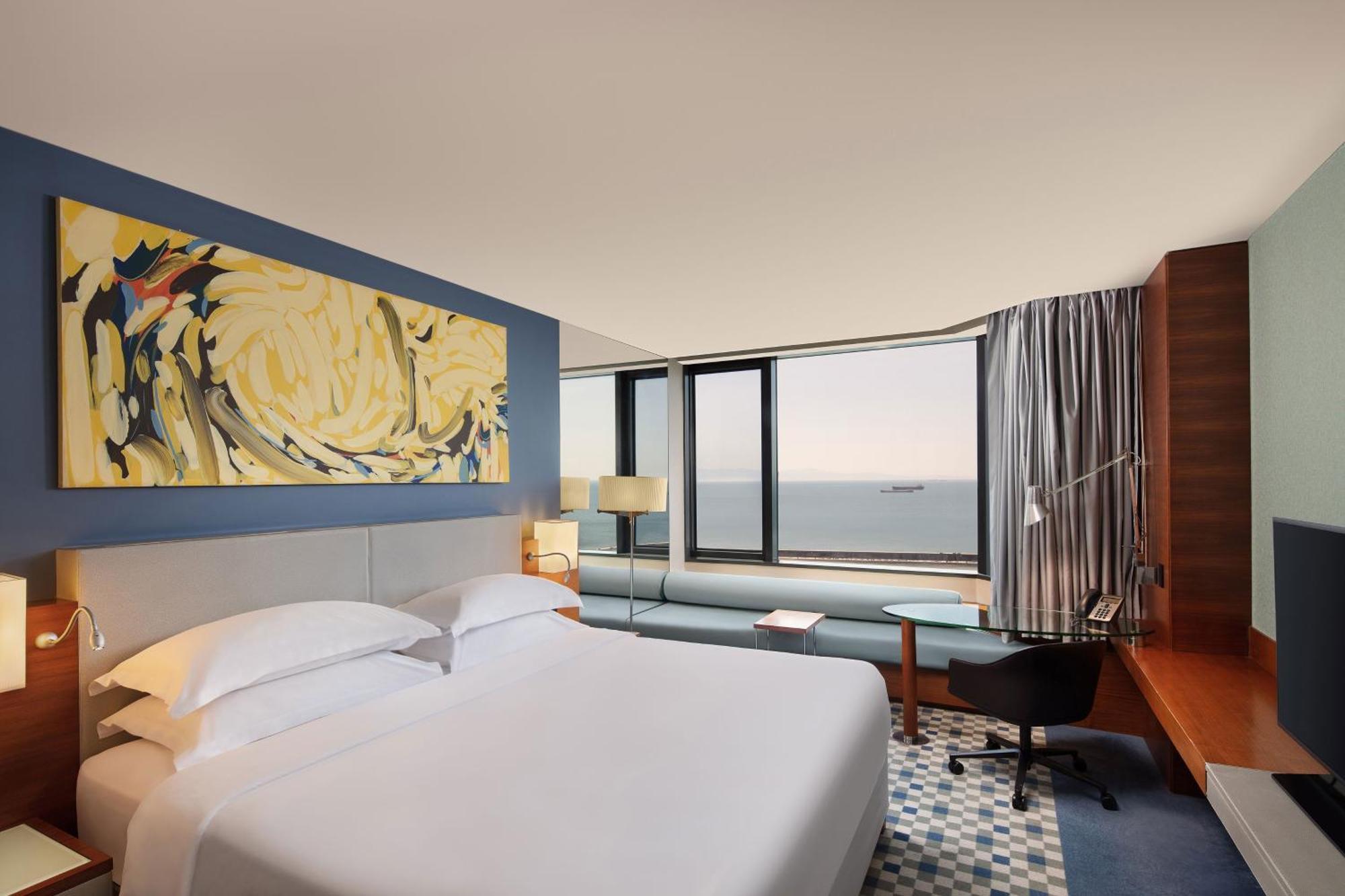 Sheraton Istanbul Atakoy Hotel Istambul Exterior foto A guest room at the hotel